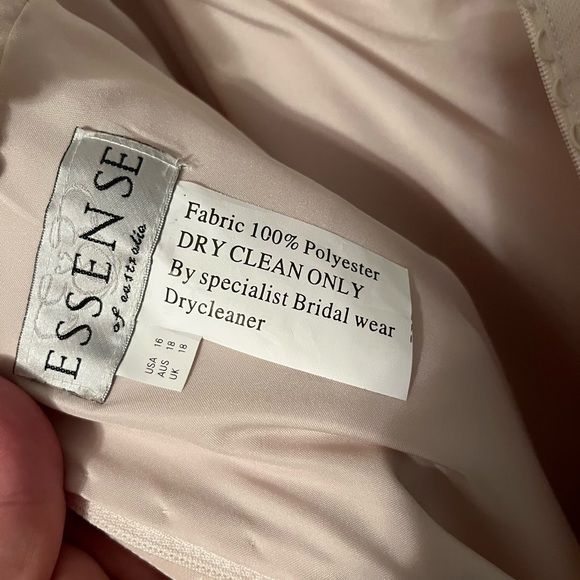 Wedding dress (someone please buy I’m begging) - Picture 16 of 16